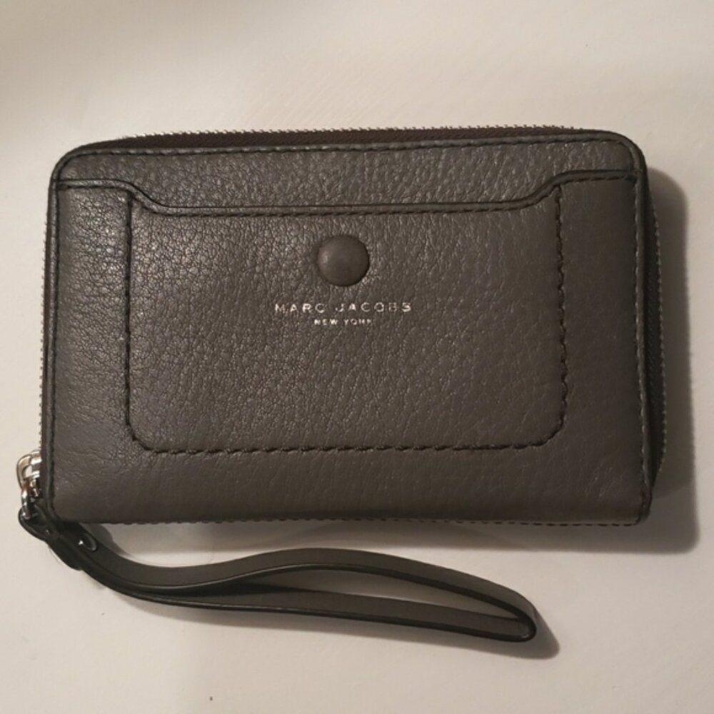MARC JACOBS NY EMPIRE CITY LEATHER WALLET/WRISTLET ~ DARK GREY